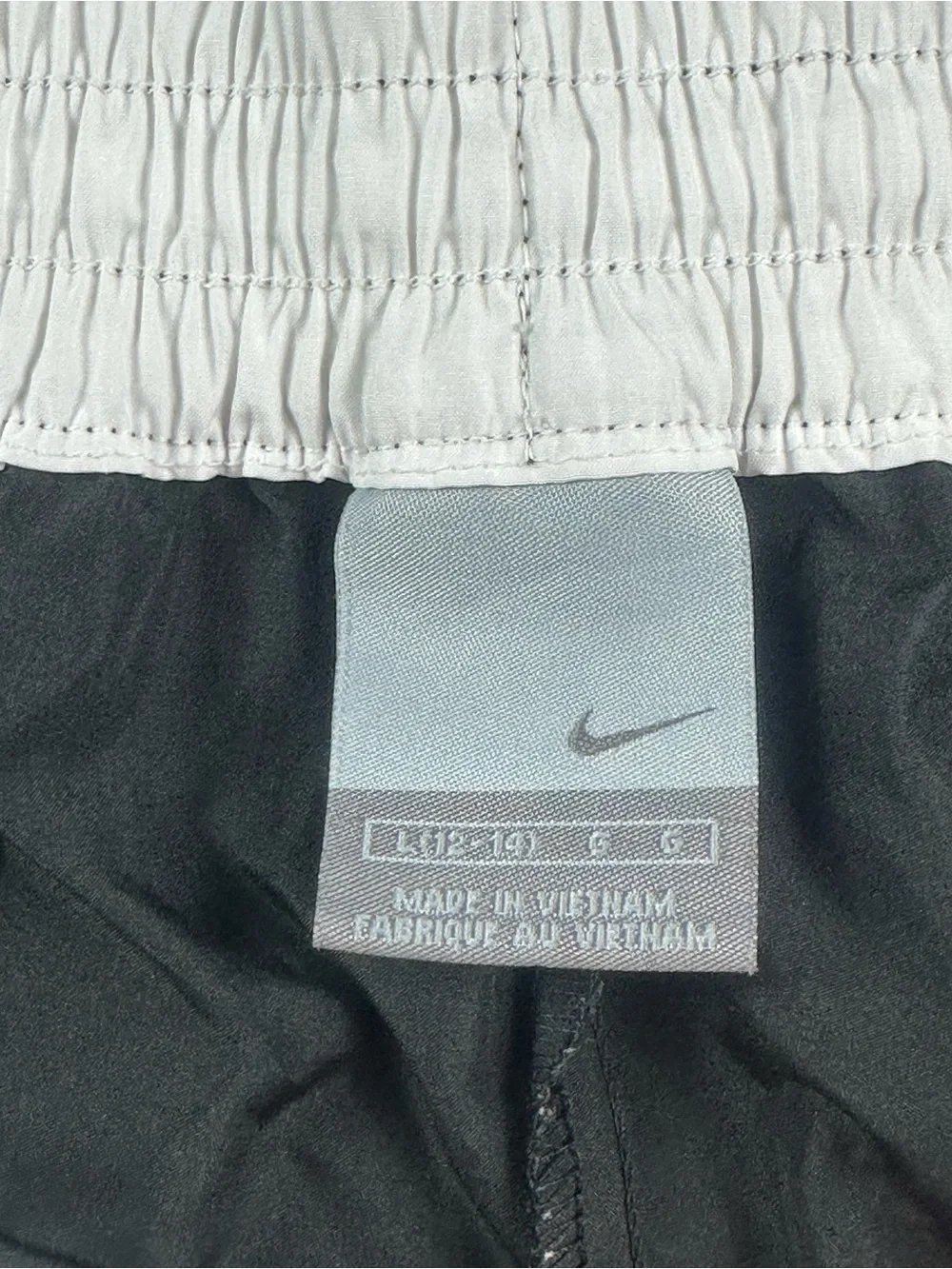 Nike Men’s Black Swim Trunks Board Shorts Size L Drawstring Pockets